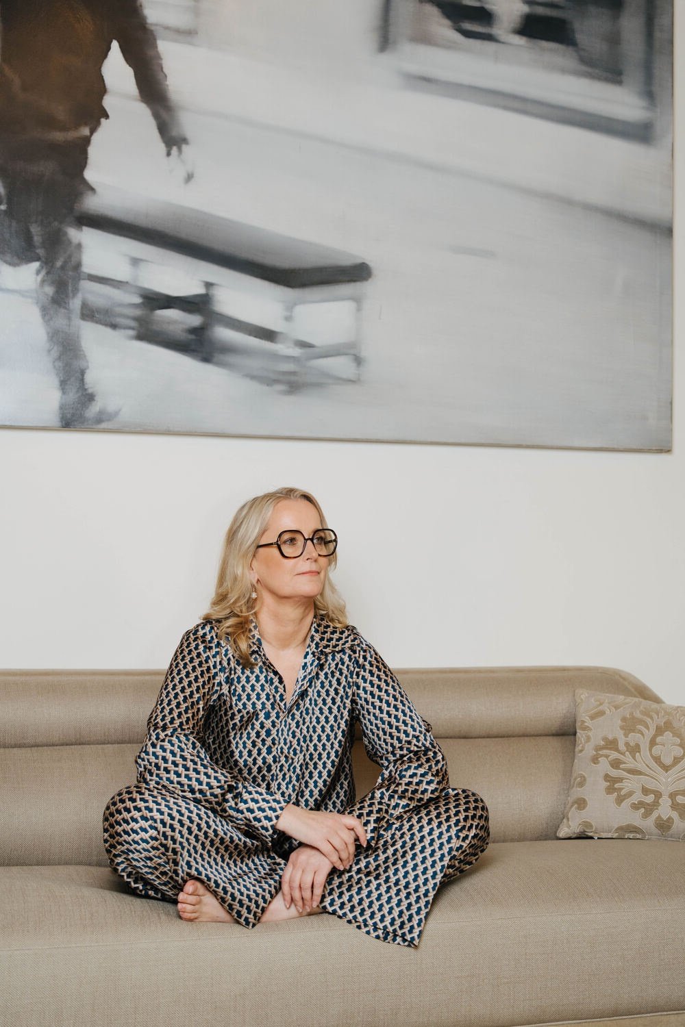 Porträt von Marina Adrian, sitzend auf einem Sofa in ruhiger Wohnatmosphäre
