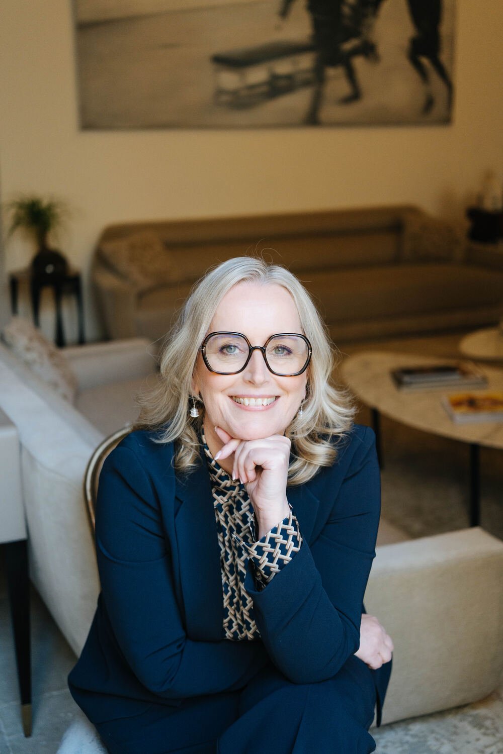 Marina Adrian lächelt in die Kamera, sitzend in stilvollem Interieur – Porträt zur Säule Business Release